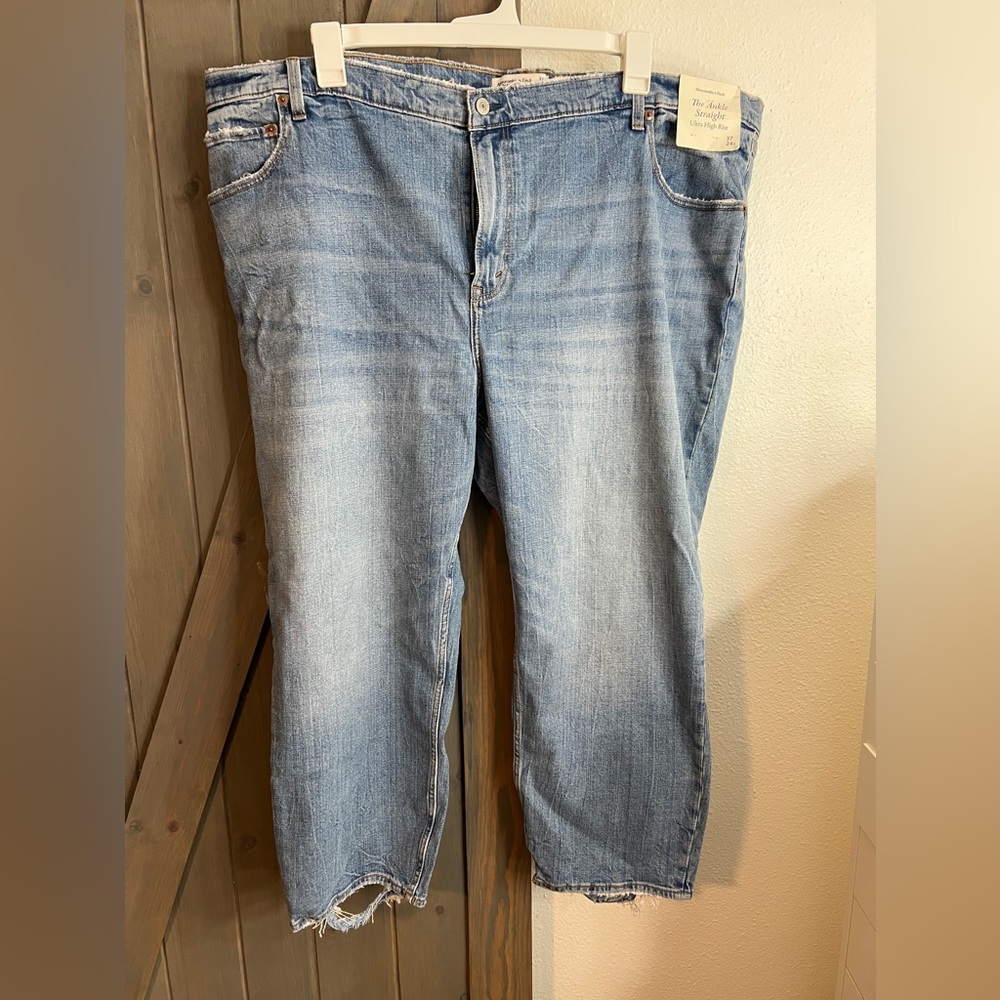Abercrombie & Fitch Ultra High Rise Ankle Straight Jean size 37s